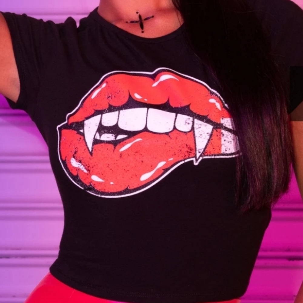 Fangs Bite Vamp Bite Me Lips Windsor Graphic Tee Size XS/S Black Red New